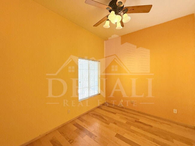 Building Photo - 1221 E Cholla St