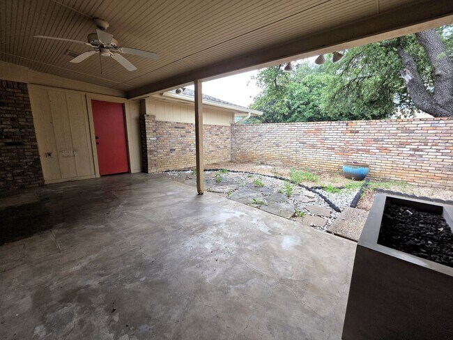 Building Photo - Large Duplex Unit just down the Street fro...