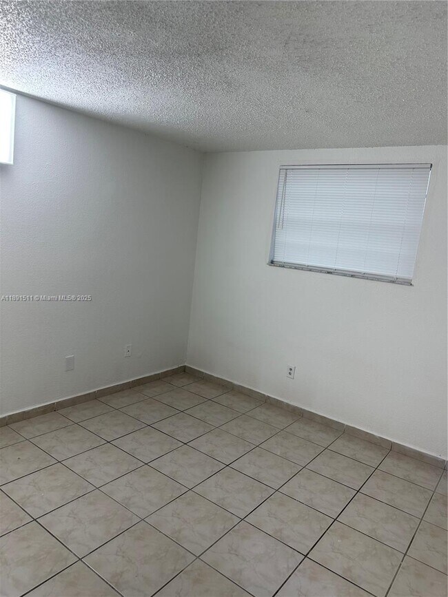 Building Photo - 606 W 81st St