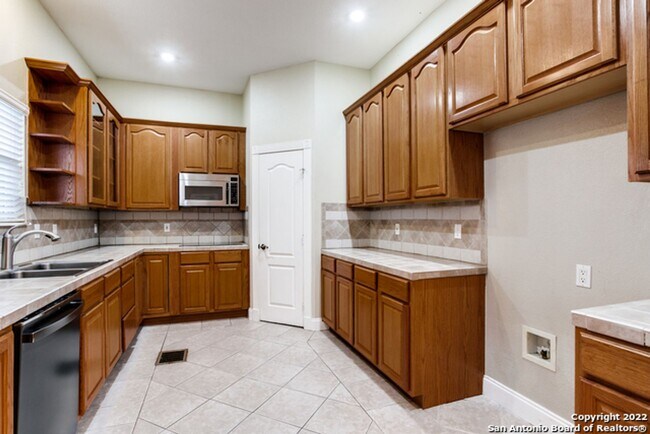 Building Photo - 4-BEDROOM IN ALAMO HEIGHTS