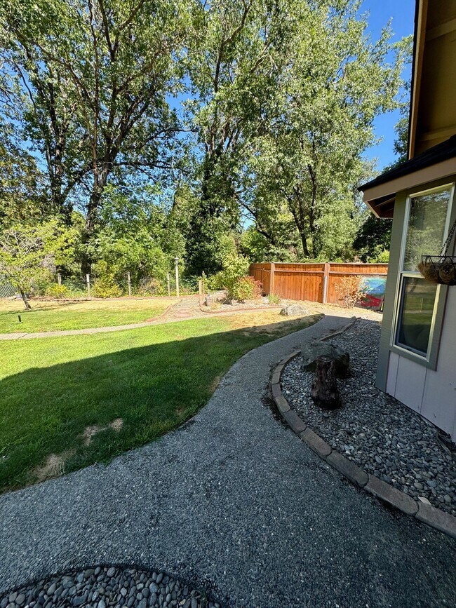 Building Photo - 111 Walnut Dr