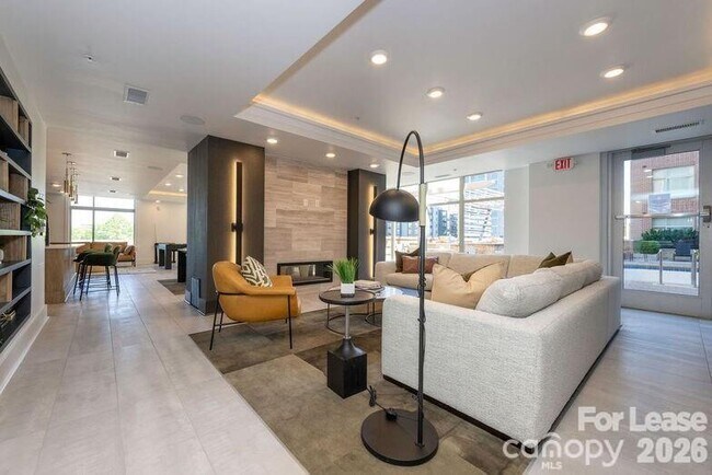 Building Photo - 425 W Trade St