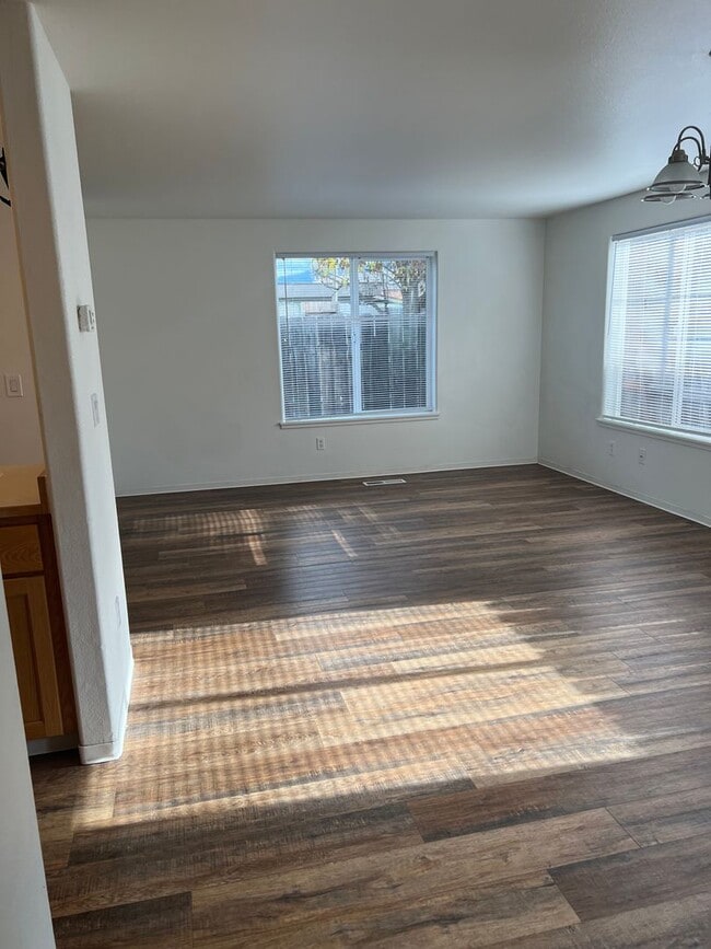 Building Photo - Lovely 3 bedroom, 2.5 bath home with laundry, near schools