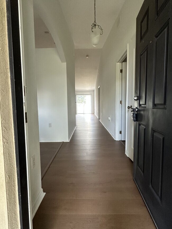 Building Photo - Spacious 4 bed 2 bath, 2 car garage with fenced-in backyard in Poinciana Neighborhood