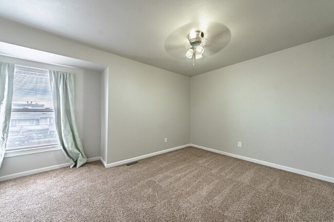 Building Photo - Beautiful Townhome with 3bedrooms and 3 bathrooms, and 1 car garage for rent.