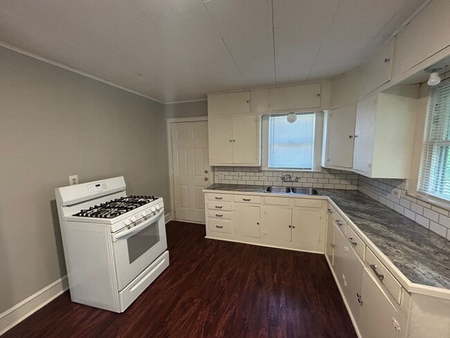 Building Photo - Large Bedroom Waco Home
