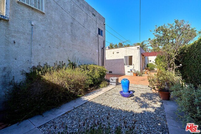 Building Photo - 429 S Orange Dr