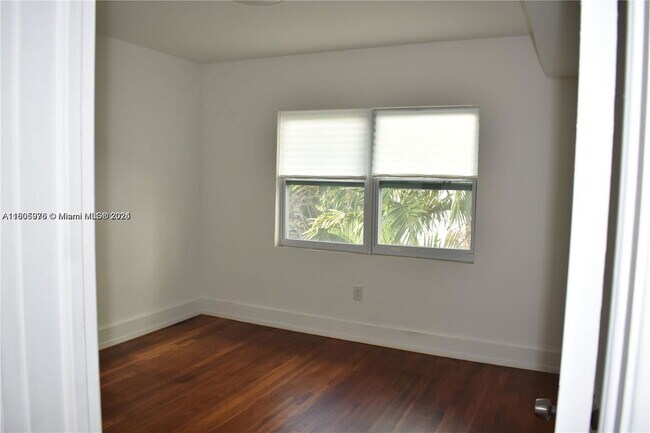 Building Photo - 9720 W Bay Harbor Dr