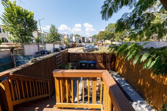 Building Photo - Beautifully Updated 4 Bed/3.5 Bath Row-Hom...