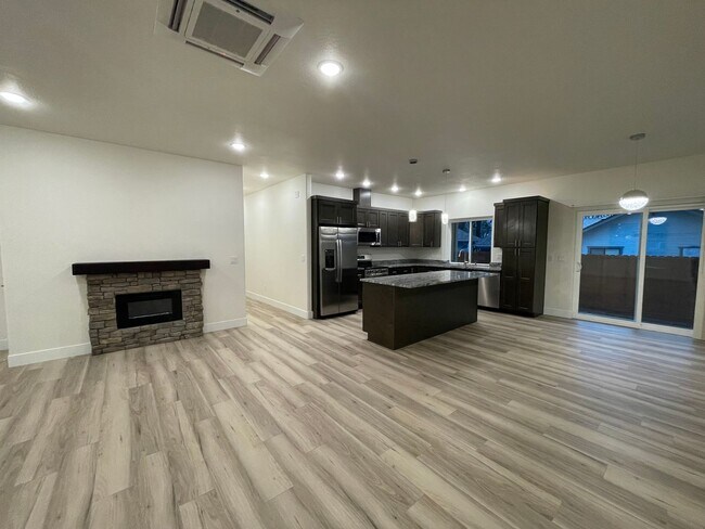 Building Photo - 410 4th St