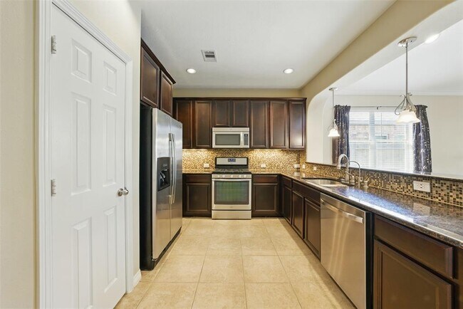 Building Photo - 27154 Harvest Pointe Ln