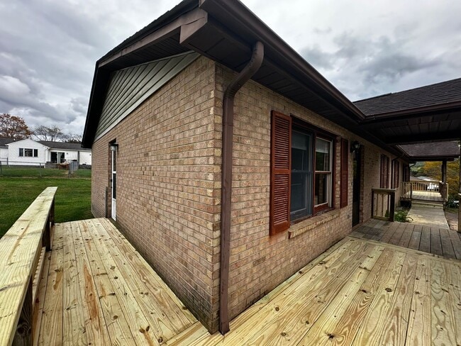 Building Photo - Newly Remodeled Duplex in Blacksburg