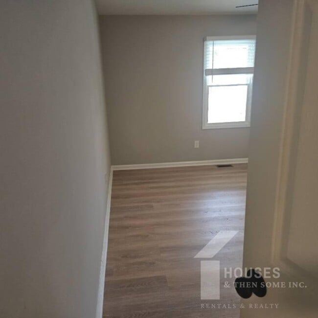 Building Photo - 511 Hampton Ave