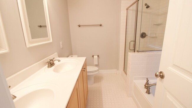 Building Photo - Breathtaking 2 Bd/2.5 Baths End-Unit Townh...