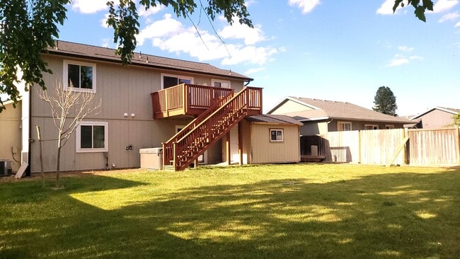 Building Photo - Gorgeous Split Level with Fenced Backyard