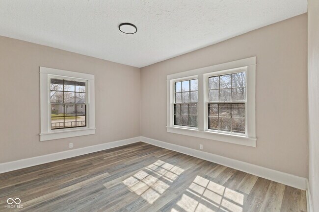 Building Photo - 320 Lockerbie St