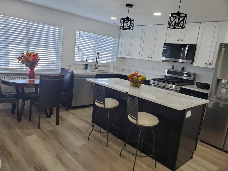 Building Photo - 704 N Bennedict Dr