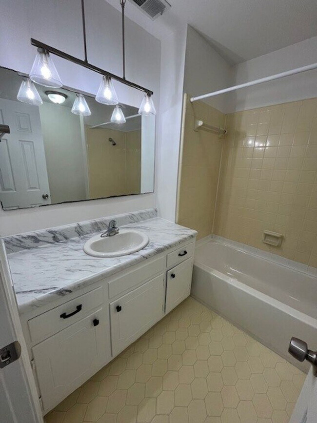 Building Photo - Recently updated 3 bedroom 2 bath home in King Grants