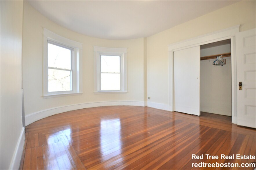 Building Photo - 1595 Beacon St