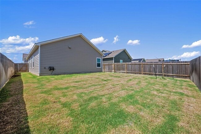 Building Photo - Spacious 3-Bedroom 2 bath with Private Bac...