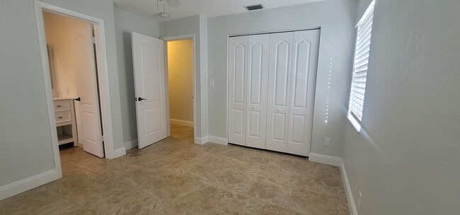 Building Photo - 828 Cinnamon Rd