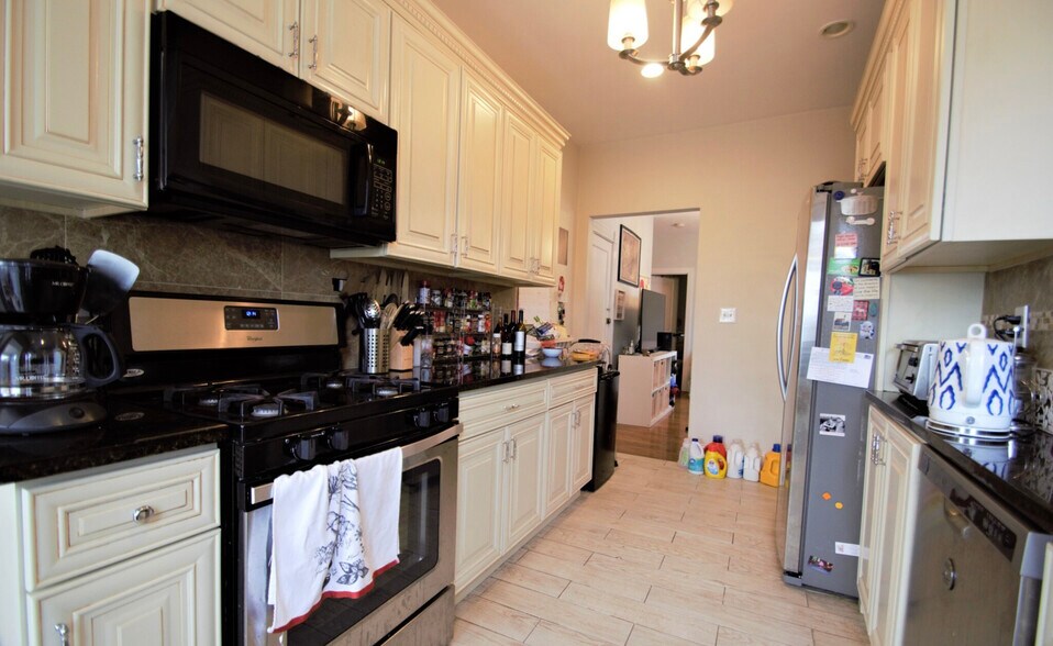 Building Photo - 11 Babcock St