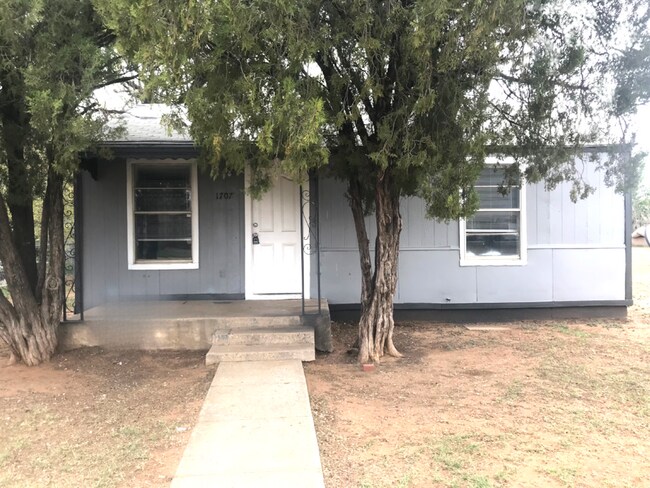 Building Photo - $0 First Month's Rent / $0 Deposit at Move-in