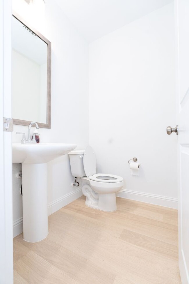 Building Photo - 9508 Espalier St