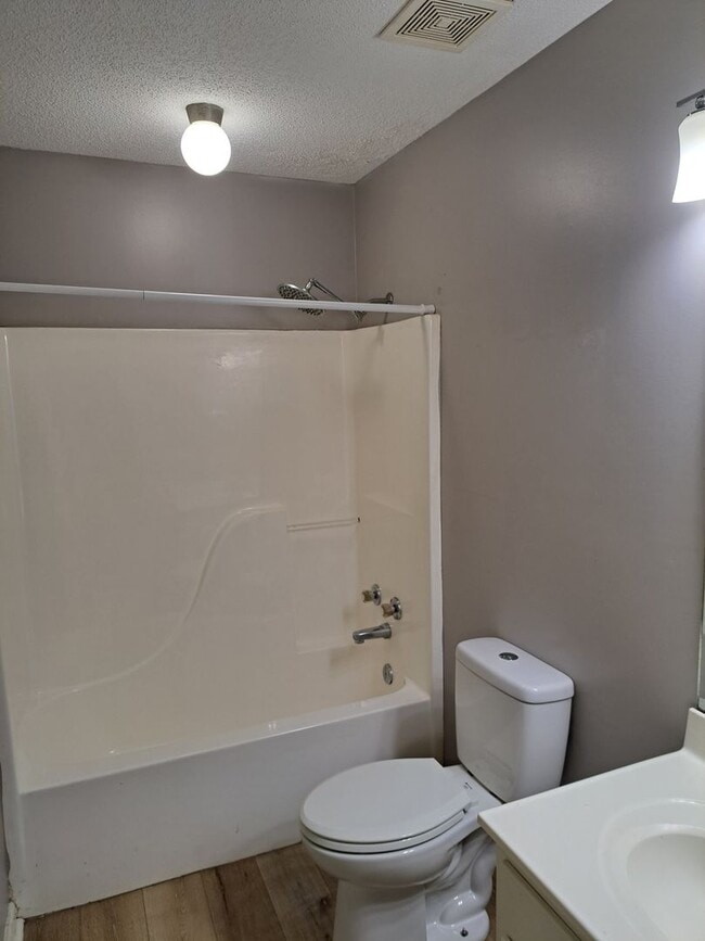 Building Photo - 3 Bed/ 3 Bath