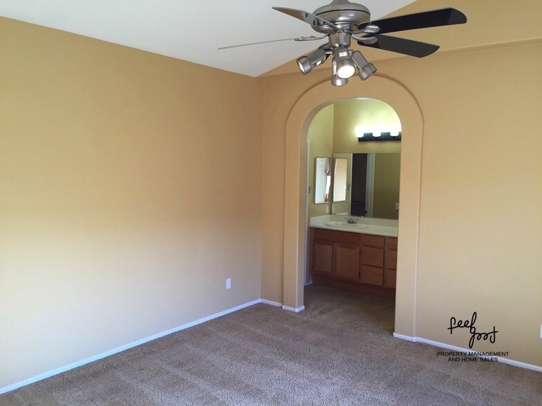 Building Photo - 305 Diamante Way