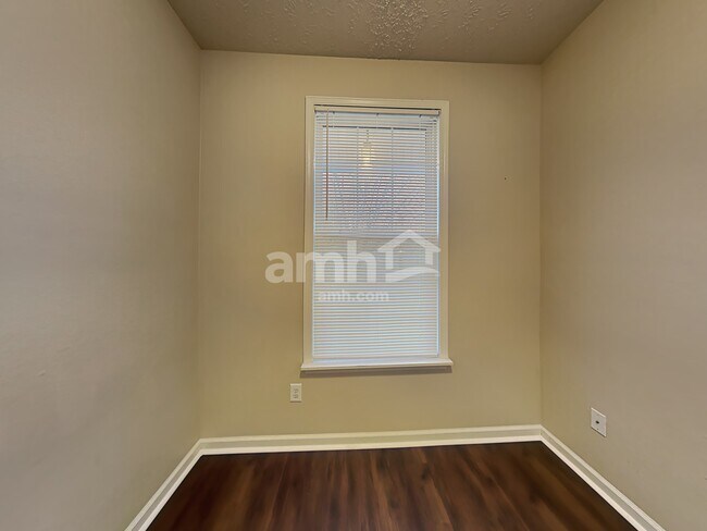 Building Photo - 15476 Old Pond Cir