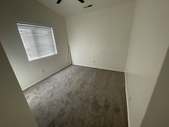 Building Photo - Fresh remodel in quiet neighborhood!  Comm...