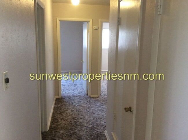 Building Photo - 3 Bedroom, 1.5 Bath House with 1 Car Garage and Fenced Backyard