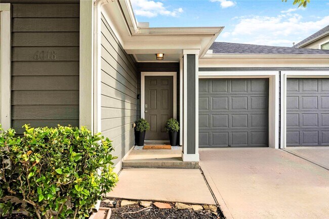 Building Photo - 6018 Lynwood Banks Ln