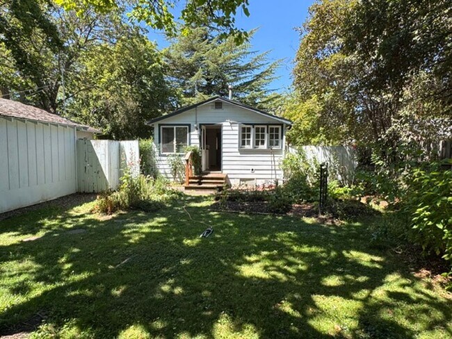 Building Photo - SINGLE FAMILY HOME WITH BONUS ROOM OFF THE DETACHED GARAGE- GARDNERS DREAM