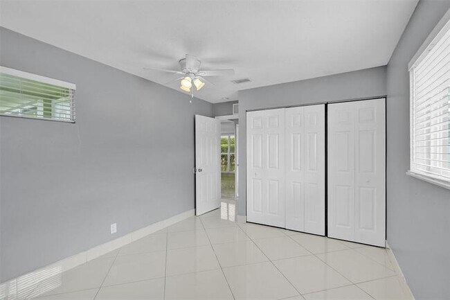 Building Photo - 704 NE 23rd Ave