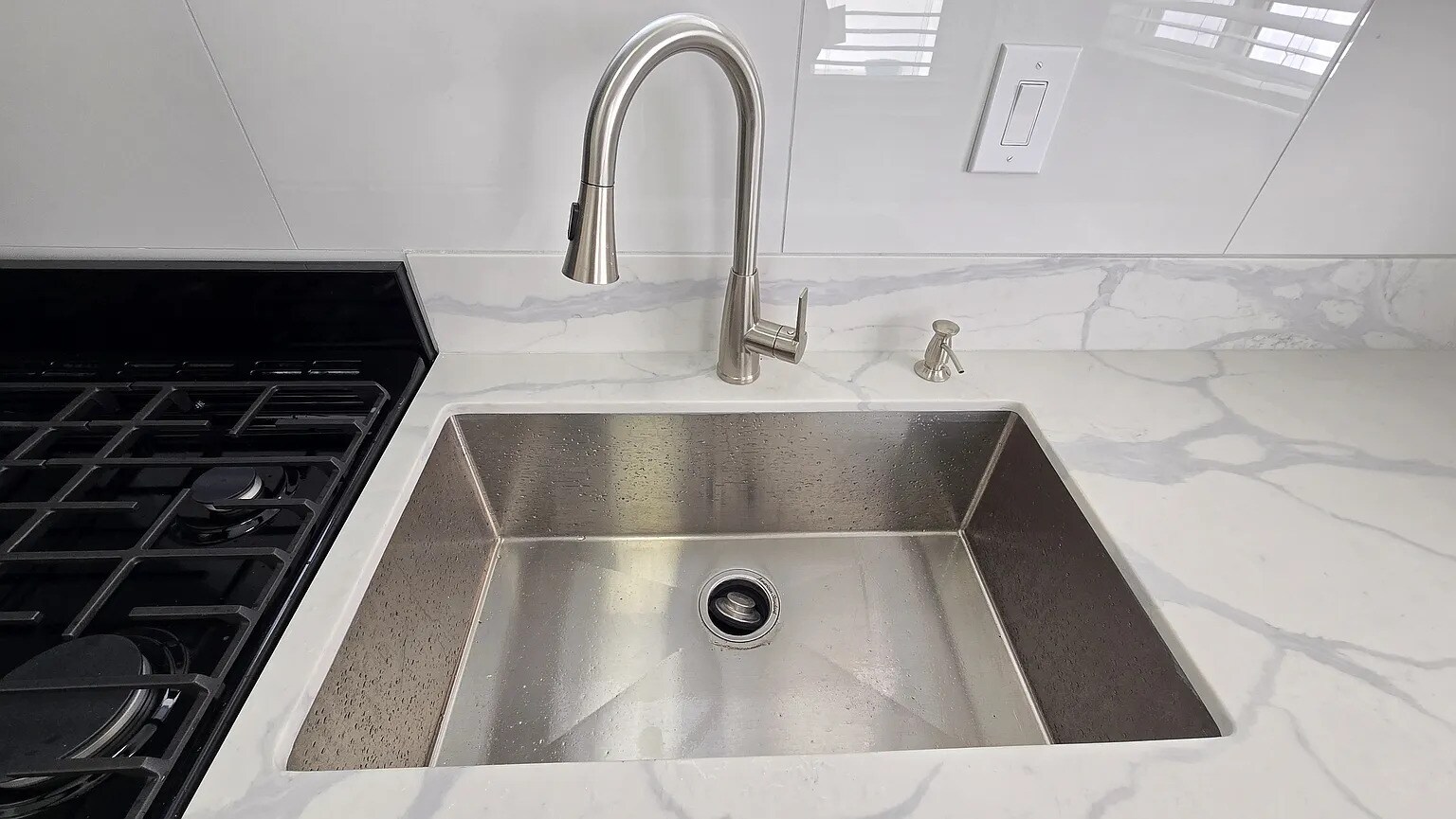sink - 1041 N Edinburgh Ave