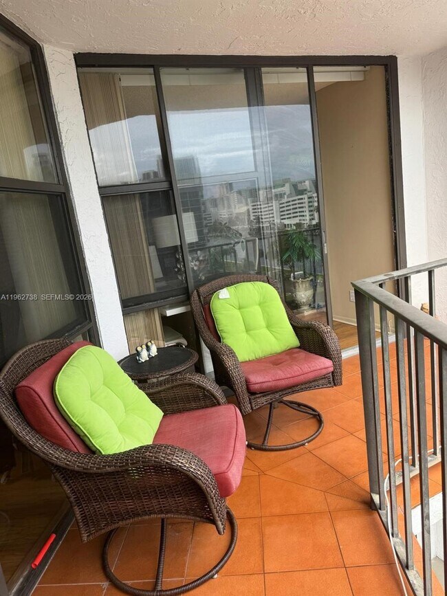 Building Photo - 800 Parkview Dr