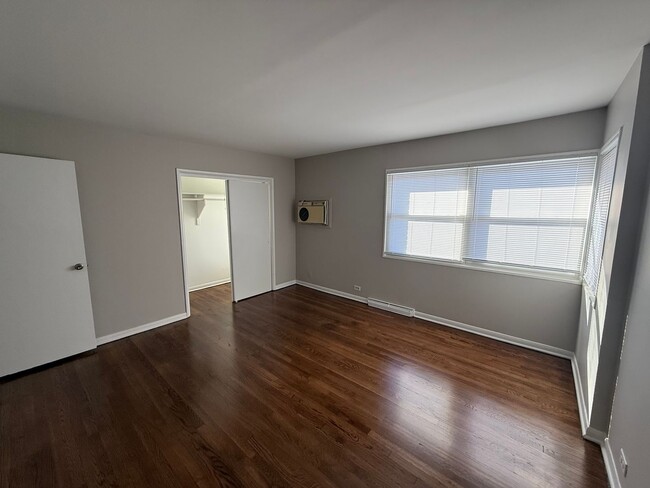 Building Photo - Albany Park 2 Bedroom 1 1/2 Bath 2 Story T...