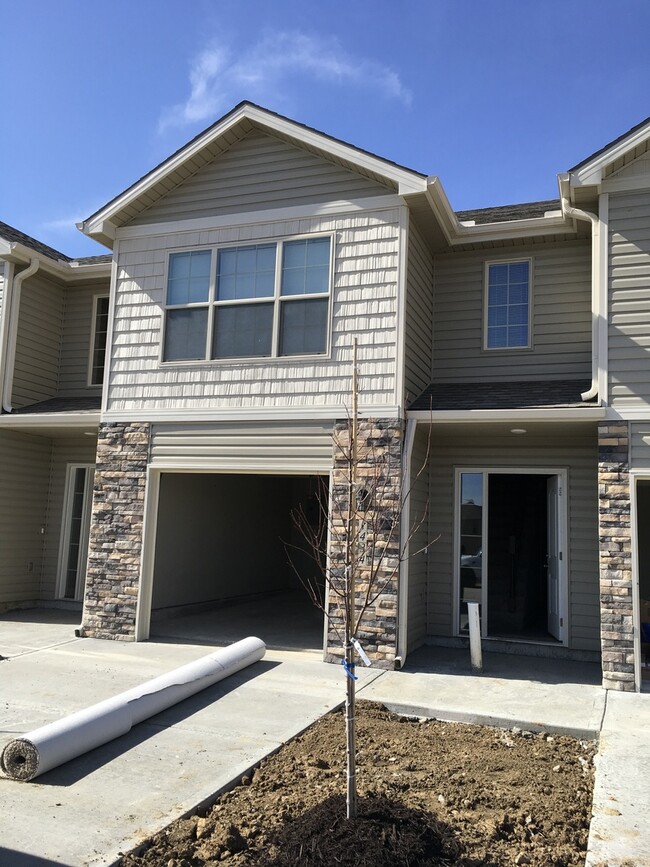 Building Photo - 3 Bed Townhome in Grain Valley