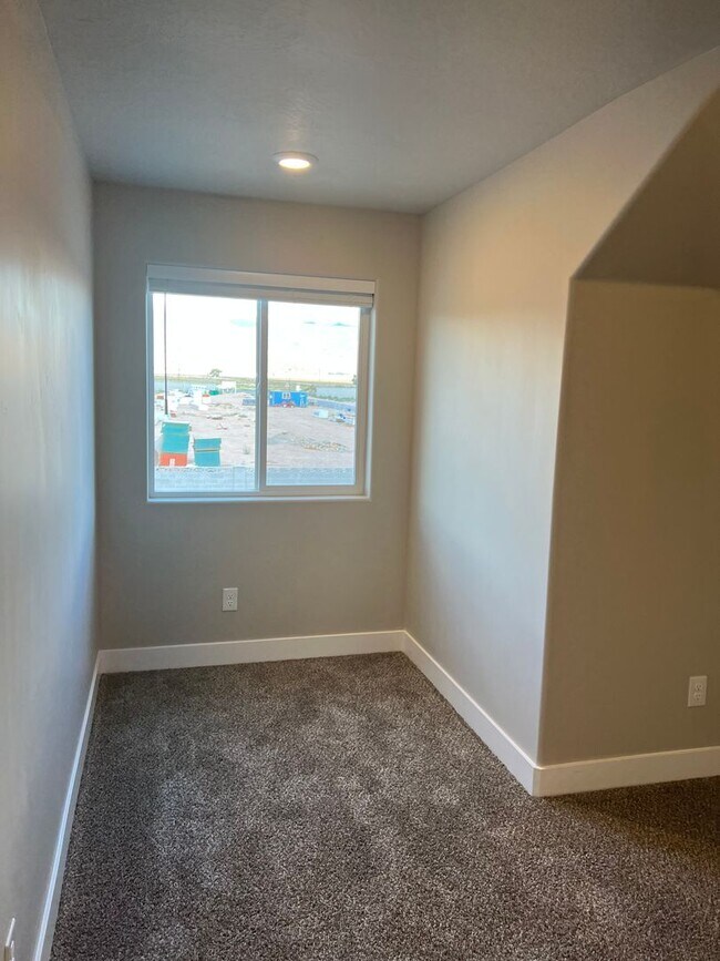 Building Photo - Brand new 3 bedroom 2.5 bathroom townhome