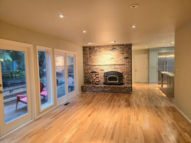 Building Photo - 5 Bedroom 4 Bathroom Home in Woodinville