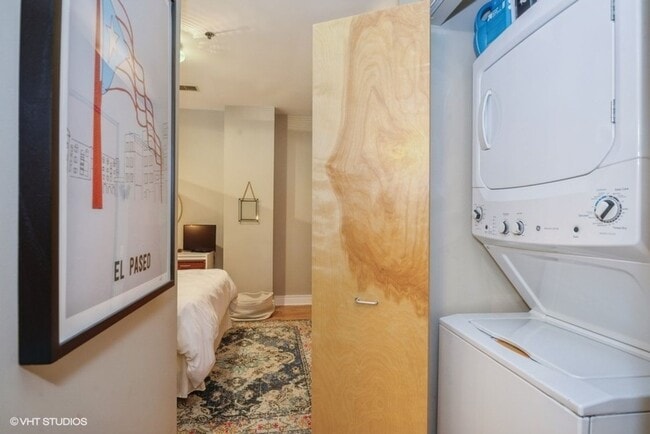 Building Photo - Spacious 1 Bed, 1 Bath in the Loop