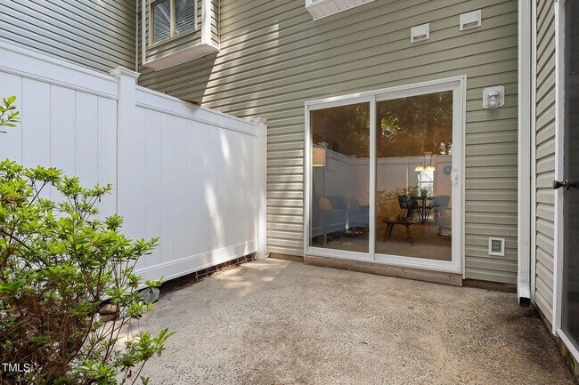 Building Photo - Townhouse in Woodcroft!