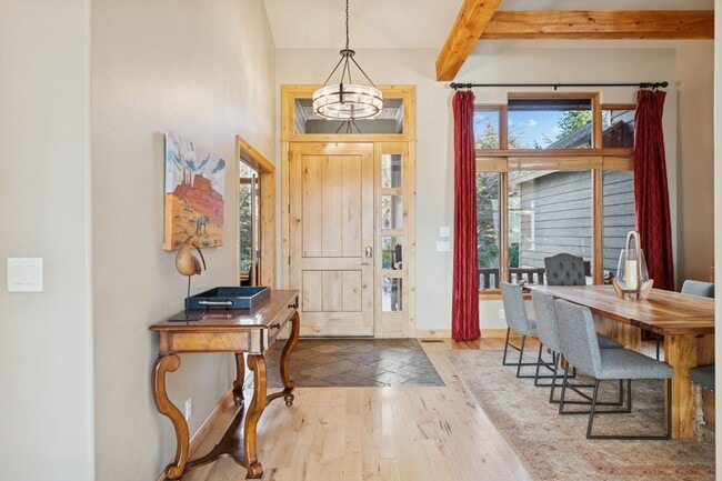 Building Photo - 6035 Mountain Ranch Dr