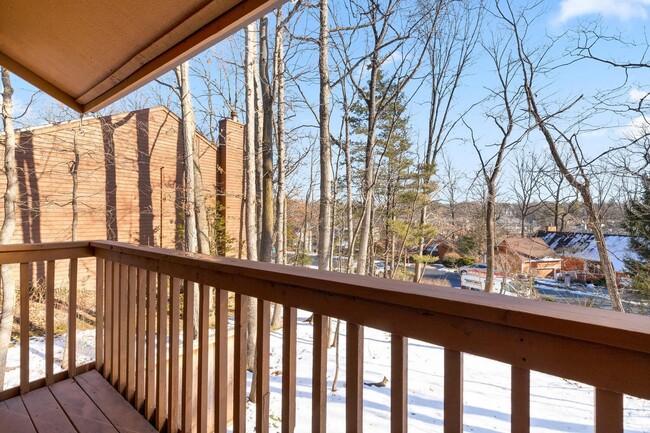 Building Photo - Updated 1800+ sq/ft 3 bdrm 2.5 bath end unit townhome