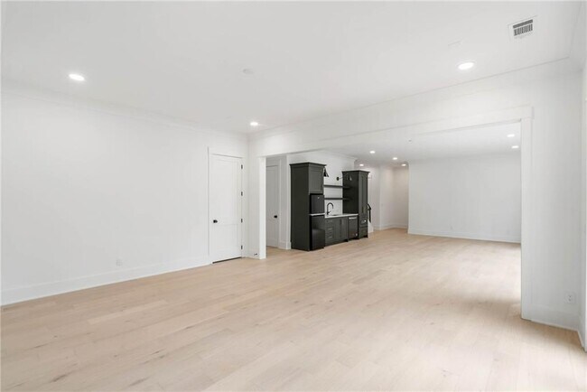 Building Photo - 312 Meadow Dr
