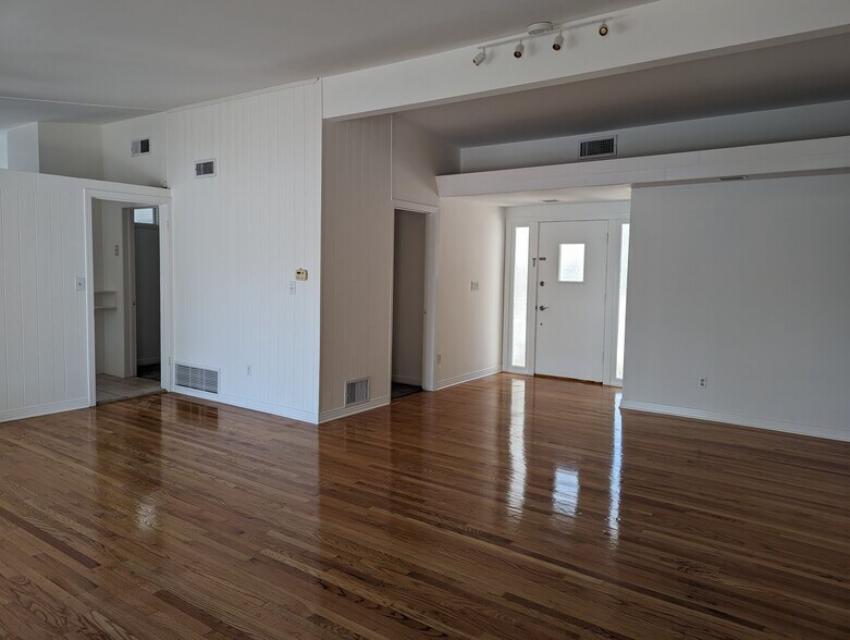 Building Photo - 5836 Wish Ave
