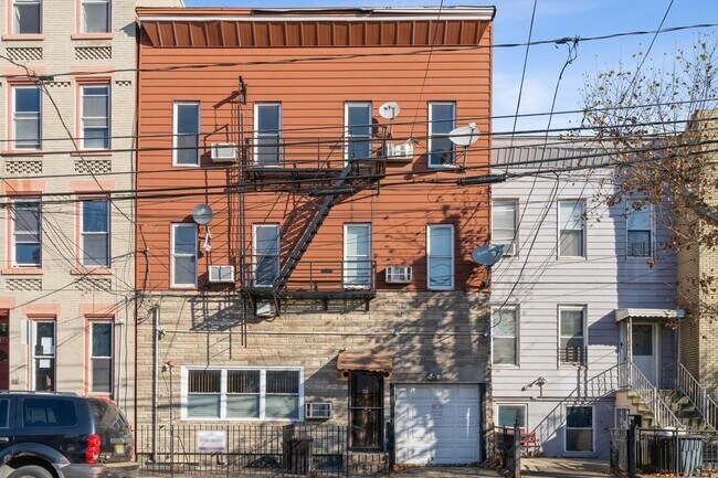 Primary Photo - 40 Beacon Ave