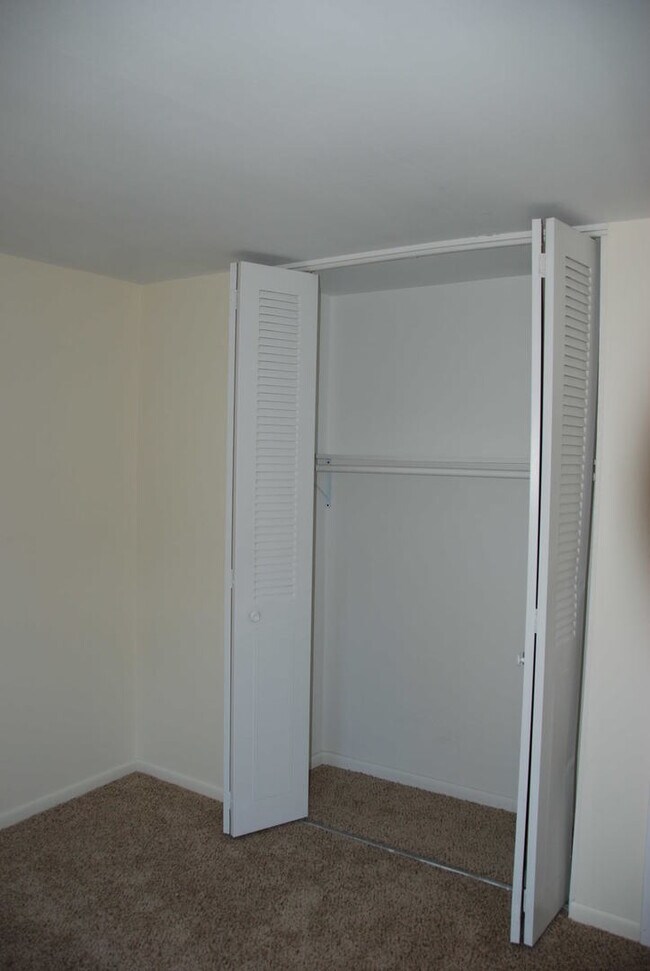 Building Photo - 2216 Country Club Dr